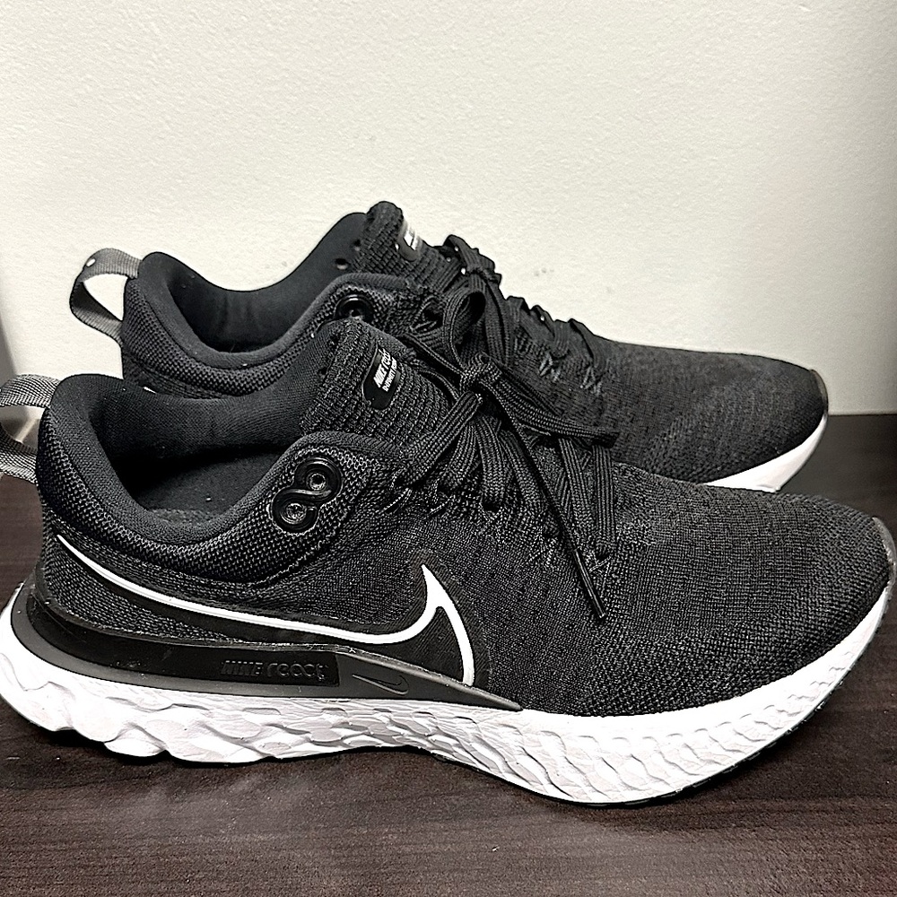 Nike react Women’s Black, Size 8.5